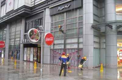 開荒清潔 點(diǎn)亮新建筑的首道光芒